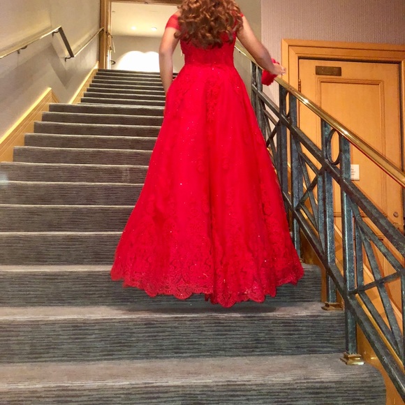 Elegant red gown - Picture 2 of 6